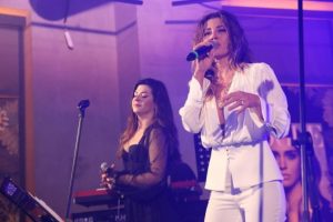 &Uuml;nl&uuml; oyuncudan tek şarkılık performans