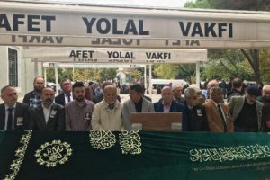 Tiyatro sanat&ccedil;ısı Yaman T&uuml;zcet son yolculuğuna uğurlandı