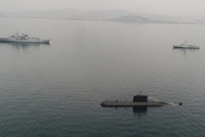 İstanbul a&ccedil;ıklarında denizaltı ve savaş gemileri!