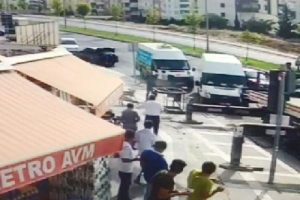 Vin&ccedil; kafesinin altında kalmaktan son anda kurtuldu