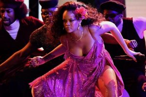 Rihanna'dan Super Bowl'da sahne alma teklifine ret