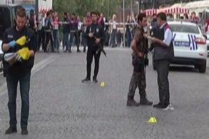 Emin&ouml;n&uuml;'nde hareketli dakikalar