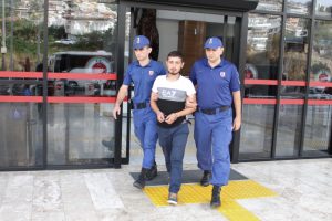 Uyuşturucu satın almak i&ccedil;in 4 evi soydular