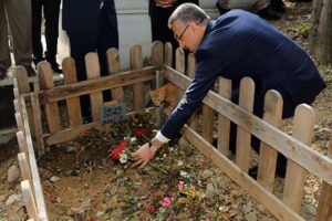 Cumhurbaşkanı Yardımcısı Oktay annesinin kabrini ziyaret etti