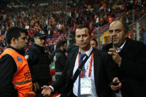 Galatasaray taraftarı saha g&ouml;revlisini yaraladı!