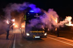 Fenerbahçe meşalelerle karşılandı