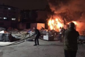 Otoparkta bulunan konteyner alev alev yandı