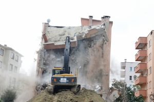 Bursa Görükle'deki hasarlı apartman yıkılıyor