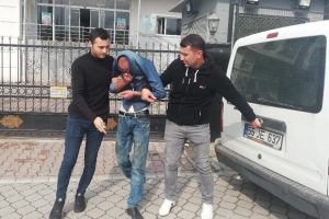 Ak&uuml; hırsızları tutuklandı