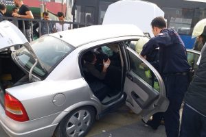 Bariyerlere &ccedil;arpan otomobilin s&uuml;r&uuml;c&uuml;s&uuml; ara&ccedil;ta sıkıştı