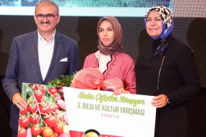 Bilgi ve k&uuml;lt&uuml;r yarışmasında kadın &ccedil;ift&ccedil;ilere &ouml;d&uuml;l yağdı