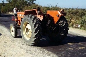 Trakt&ouml;rden d&uuml;şen kadın hayatını kaybetti