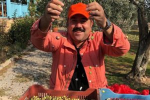 Ata Demirer: kasalar dolusu zeytinle poz verdi