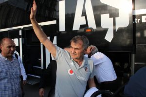 Beşiktaş İzmir'de coşkulu karşılama