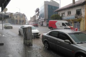 Şiddetli yağmur hayatı olumsuz etkiledi