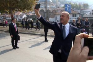 Bakan &Ccedil;avuşoğlu Priştine'yi gezerken selfie &ccedil;ekti