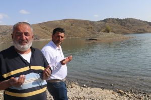 Yakınlarının mezarlarına yaklaşamıyorlar