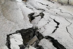 Yol &ccedil;&ouml;kt&uuml;, mahalle ulaşıma kapandı