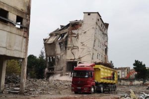 Bursa İneg&ouml;l'&uuml;n ilk fabrikası b&ouml;yle yıkıldı