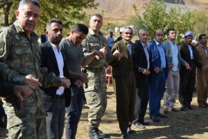 Sınırda asker ve vatandaş kol kola halay &ccedil;ekti