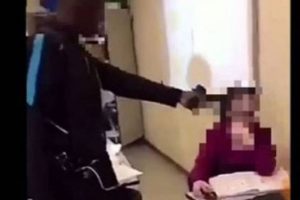 Kendisini 'yok' yazan &ouml;ğretmenine silah &ccedil;ekti