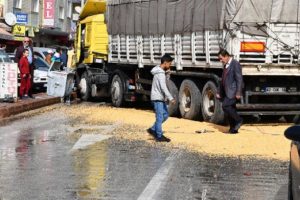 Zincirleme kaza! Hepsi yere sa&ccedil;ıldı