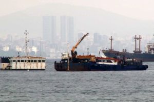 Batan gemi s&ouml;k&uuml;lerek par&ccedil;alandı