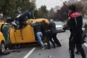 Bursa'da 300 kiloluk polis motoru, ok gibi saplandığı taksiyi devirdi