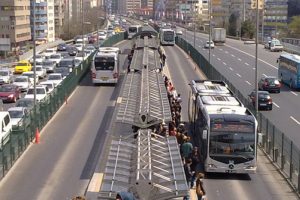 Metrob&uuml;s arızalandı! Uzun kuyruklar oluştu