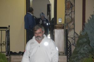 Başını sehpaya &ccedil;arpan yaşlı adam can verdi