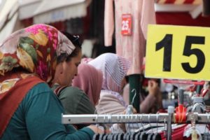Dolar d&uuml;şt&uuml;, vatandaş indirim bekliyor
