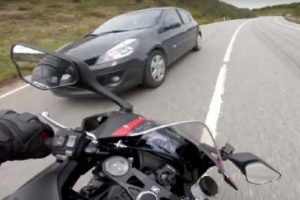 L&uuml;ks ara&ccedil; ile motosikletin yarışı facia ile bitiyordu