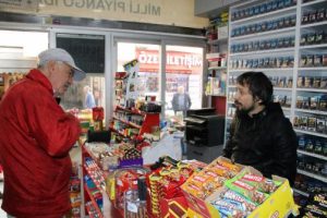 Tavuklarını &ccedil;alan tilkiyi besleyerek evcilleştirdi