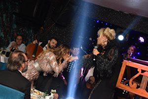 Asena, Emel Sayın'ın elini &ouml;pt&uuml;