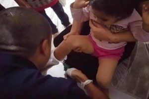 Ayağı tuvalet kapağına sıkıştı