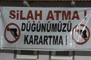 Bursa'da eğlencede 'Silah atma, d&uuml;ğ&uuml;n&uuml;m&uuml;z&uuml; karartma' pankartlı uyarı