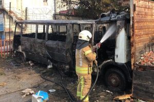 İstanbul Sultanbeyli'de 2 ara&ccedil; alev alev yandı