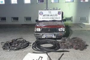 Kablo hırsızları &ccedil;aldıkları kablolar ile yakalandı