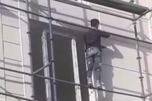 İnşaat iş&ccedil;isinin &ouml;l&uuml;mle dansı