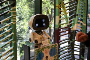 Bu otelde robotlar &ccedil;alışıyor
