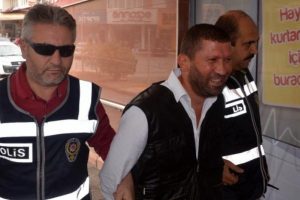 Yakalanan ş&uuml;pheli cezaevine g&uuml;lerek gitti
