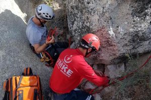 Peribacaları arasına d&uuml;şen gen&ccedil; kurtarıldı