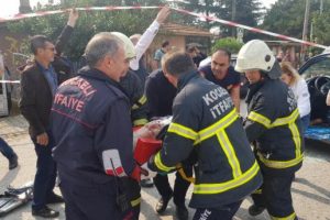 İki otomobil &ccedil;arpıştı: Yaralılar var
