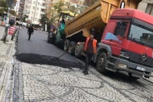 Arnavut kaldırımı zifte boğan belediyeden a&ccedil;ıklama: Muhtar istedi