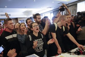 Liseliler bakanın makamını bastı!