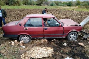 Devrilen otomobildeki s&uuml;r&uuml;c&uuml; &ouml;ld&uuml;, eşi yaralı