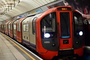 Metro yolcuya &ccedil;arptı! Yolcular tahliye edildi