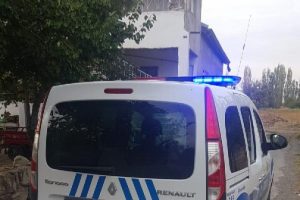 Hayır cevabını aldı... Eşini g&ouml;ğs&uuml;nden vurdu!