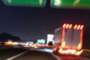 Hindistan'da otob&uuml;s yol kenarındaki kamyona &ccedil;arptı
