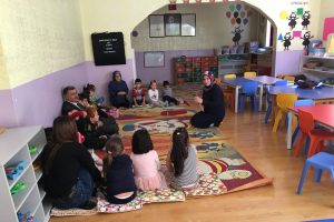 K&uuml;t&uuml;phane g&ouml;n&uuml;ll&uuml;s&uuml; kadınlardan okuma etkinliği